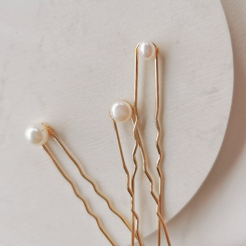 V | Pearl Hair Pins